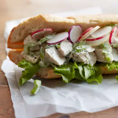 Sándwich de ensalada de pollo con queso azul sobrante
