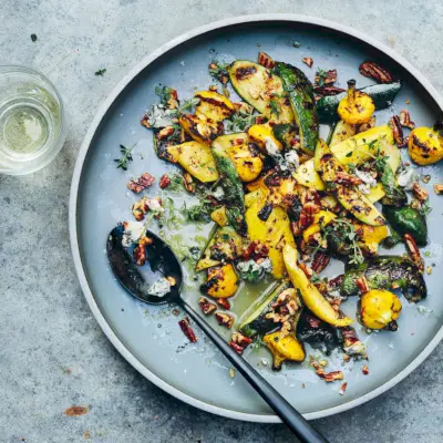 Calabaza de verano asada con queso azul y nueces pecanas