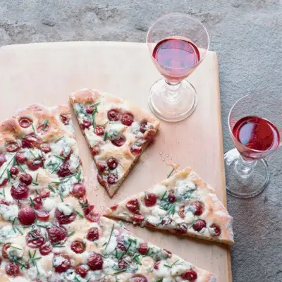 Pan plano al romero con queso azul, uvas y miel