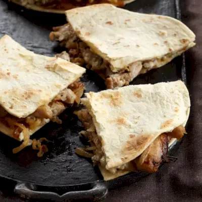 Quesadillas De Pollo Con Queso Azul Y Cebolla Caramelizada
