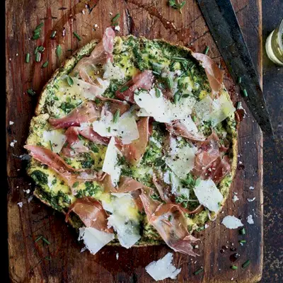 Frittata alle cinque erbe con prosciutto e parmigiano