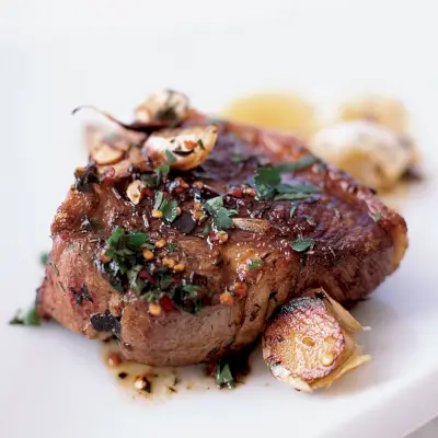 costolette di agnello sfrigolate con aglio