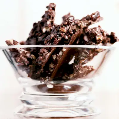 Corteccia di cioccolato fondente con noci e ciliegie secche