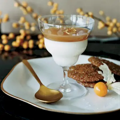 Panna cotta alla vaniglia e sidro con biscotti speziati allo zenzero