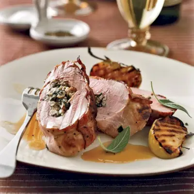 Filet de porc farci au bacon et sauce aux pommes et au riesling