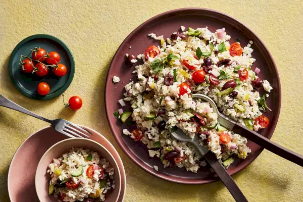Salada de pepino, tomate, queijo feta e arroz com ervas frescas
