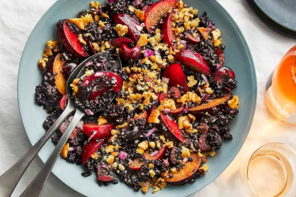 Salada de Arroz Preto com Ameixa Cereja