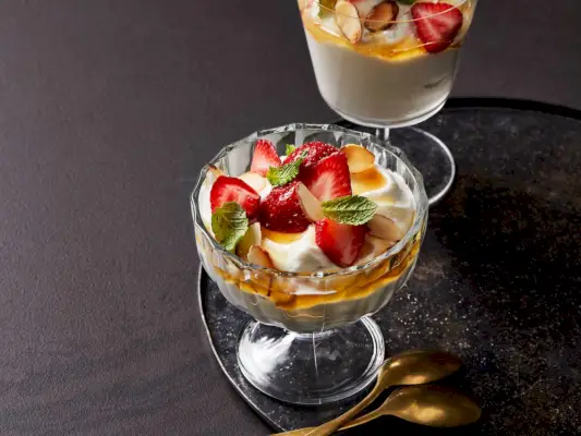 Honig-Ricotta-Mousse mit Erdbeeren