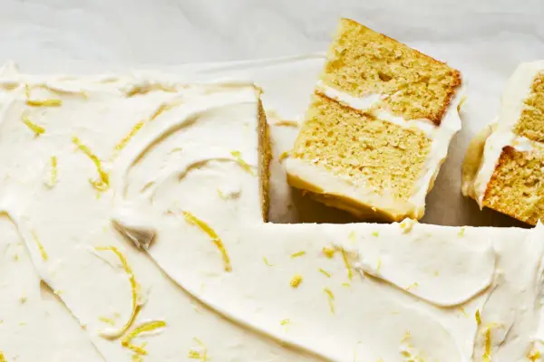 Zitronenkuchen mit Frischkäse-Zuckerguss
