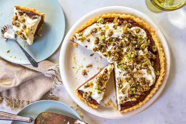 Schokoladen-Kardamom-Tarte mit Pistazien-Sesam-Krokant