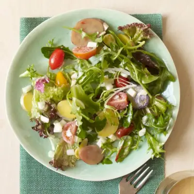 Safran-Fingerling-Kartoffelsalat mit gemischtem Gemüse und Tomaten