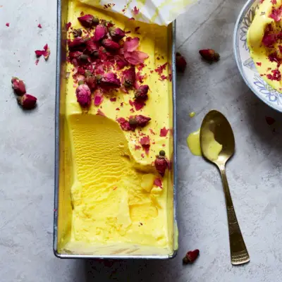 Rosenwasser-Safran-Eiscreme (Bastani Irani)