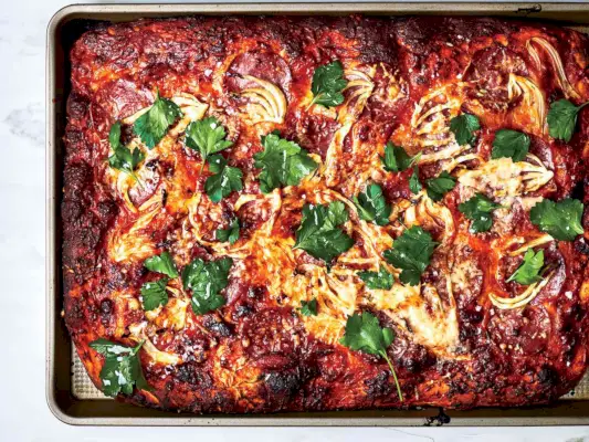 Pizza w arkuszu cebuli wiosennej i salami