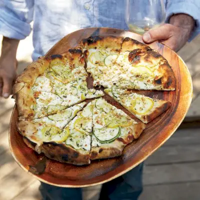 Letnia Pizza Squash Z Kozim Serem i Orzechami Włoskimi