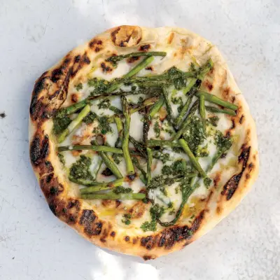 Pizza z grillowanymi szparagami i gremolatą