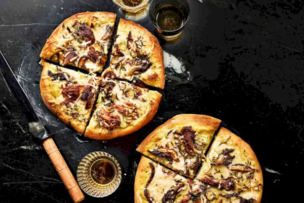Wegańska pizza z dzikimi grzybami