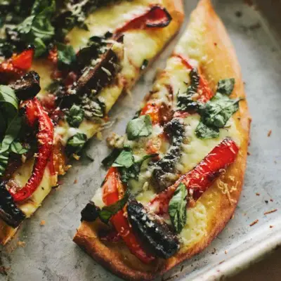 Pizza Portobello z grzybami i czerwoną papryką