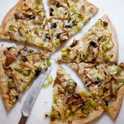 Pizza z Pieczonym Kurczakiem i Porem