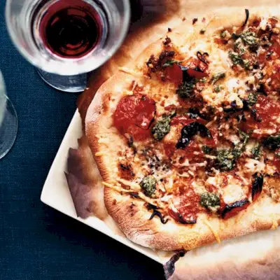 Pizza z Zwęglonymi Pomidorami Czereśniowymi i Pesto