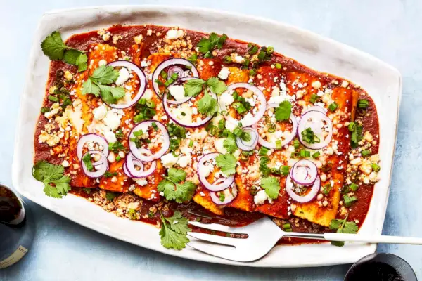 Rote Chile-Enchiladas mit Rindfleisch und Käse
