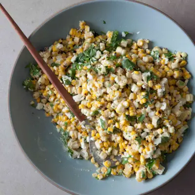 Mexikanischer gegrillter Maissalat mit Zitrus-Aioli