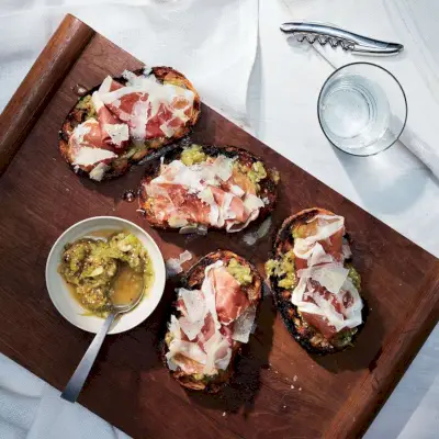 Tomatillo-Toast mit Prosciutto und Manchego
