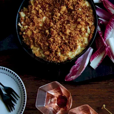 Krabí dip ve stylu New England s hnědo-máslovou strouhankou