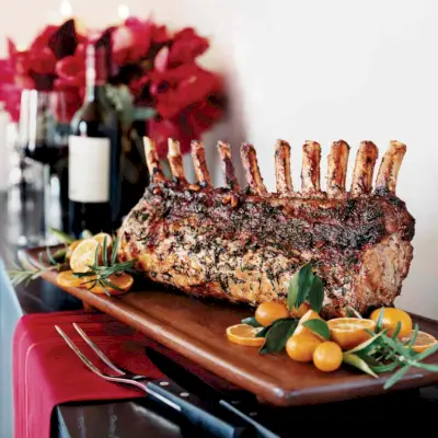 Asado De Cerdo Con Relleno De Salchicha, Frutas Y Nueces
