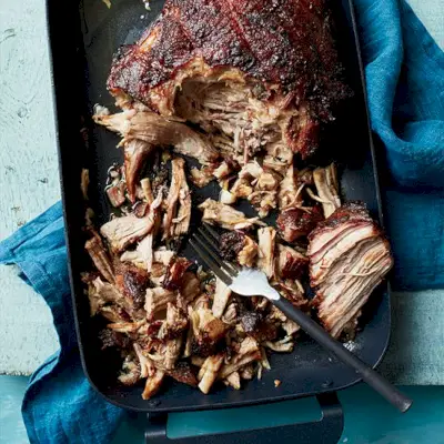 Paletilla de cerdo asada al ajo