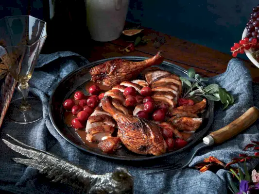 Pato asado untado con enebro y jugo de cereza