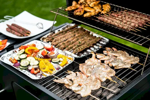 Varias verduras, carnes y mariscos a la parrilla