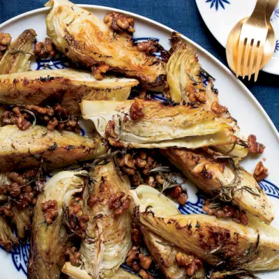 Repollo asado con aderezo tibio de nueces y romero