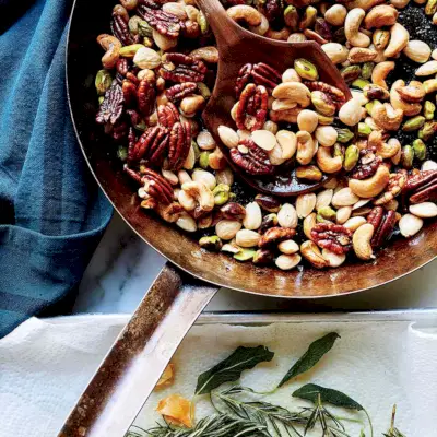 Gemischte Nüsse mit knusprigen Kräutern und Knoblauch
