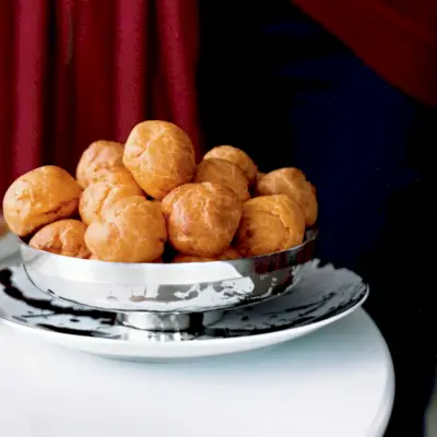 Roter Pfeffer, Knoblauch und Pecorino-Gougères