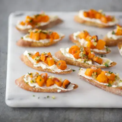 Crostini mit geröstetem Butternusskürbis, Ricotta und eingelegter Zitrone
