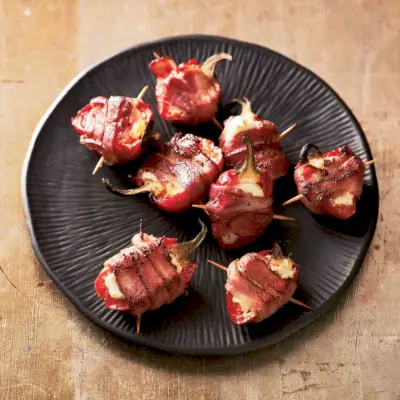 Mit Speck umwickelte Kirschpaprika