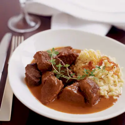 Spaetzle s gruyère a karamelizovanou cibulkou