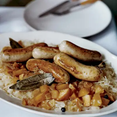 Restované německé klobásy se slaninou a jablečným kysaným zelím
