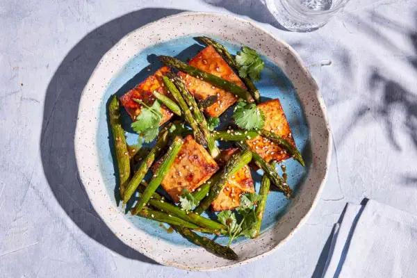 Chrumkavá vzduchová fritéza na soľ a korenie Tofu so špargľou