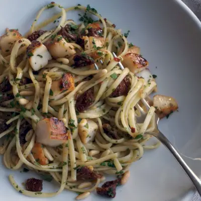 Linguine z przegrzebkami, suszonymi pomidorami i orzeszkami pinii
