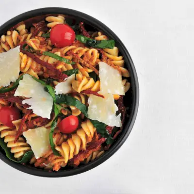 Fusilli ze szpinakiem i pesto z suszonych pomidorów