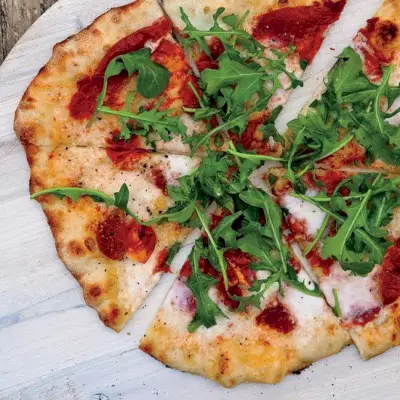 Pizza z suszonymi pomidorami i rukolą