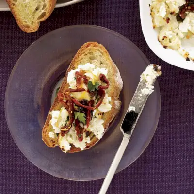 Pieczona Ricotta z Oliwkami i Relishem Z Suszonych Pomidorów