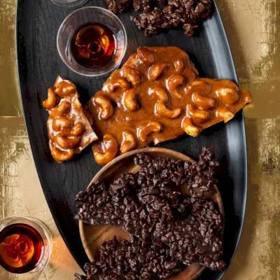 Écorces cassantes de noix de cajou épicées et croquantes au chocolat