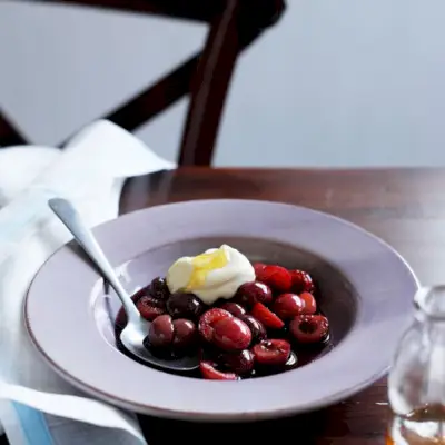 Čerešne pošírované v červenom víne s mascarpone krémom