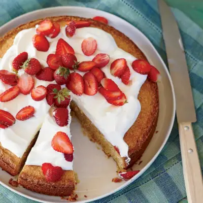 Kukuričná mandľová torta s jahodami a mascarpone