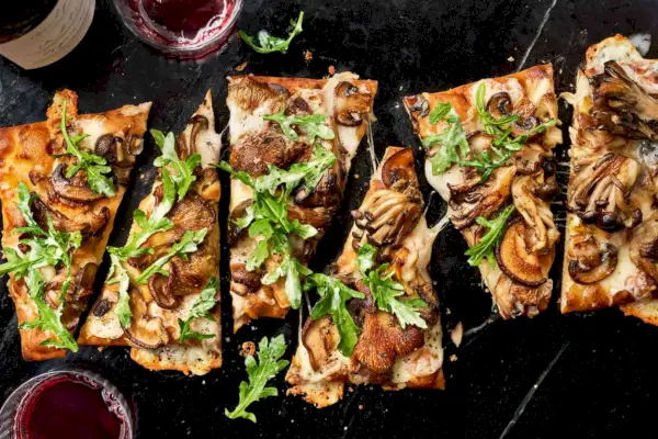 Pizza de pão sírio missô branco com cogumelos assados