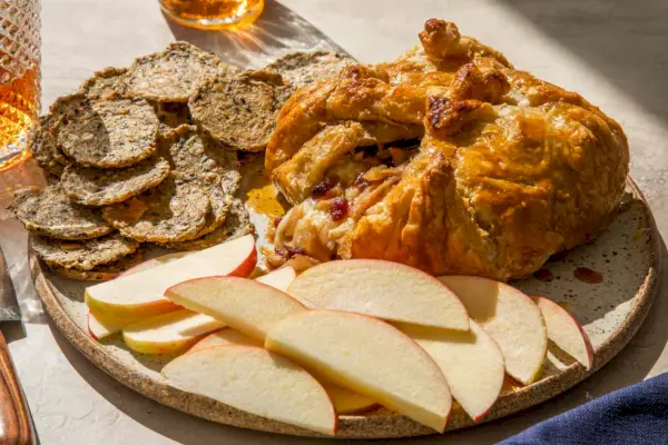 Brie en Croute assado com biscoitos e maçãs fatiadas