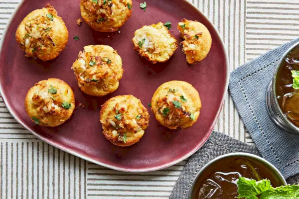 Mini muffins de pão de milho recheados com caranguejo apimentado