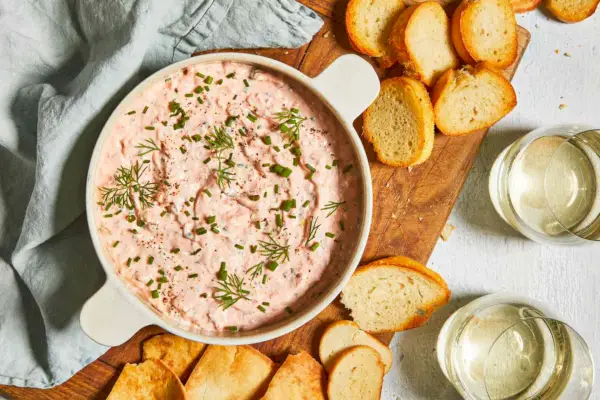 Molho de salmão defumado com crostini e vinho branco